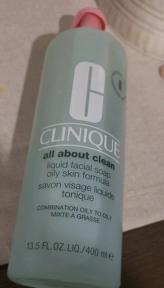 Clinique All About Clean Jabón Facial Fórmula Piel Grasa Limpiador Líquido 13.5 fl. Foto 2 de 2