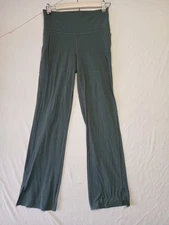 Athleta Transcend Stash Crop Straight Leg Pants Pockets green Size M yoga active