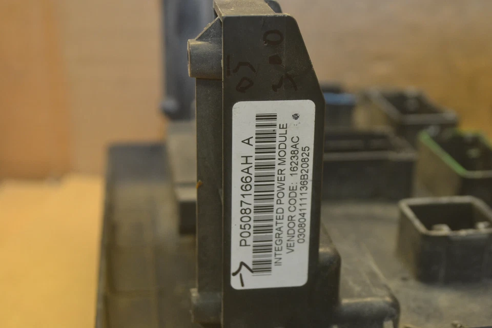 Chrysler 300 2005 módulo de alimentación integrado caja de fusibles P05087166AH conexión 107-17B2 Foto 2 de 4