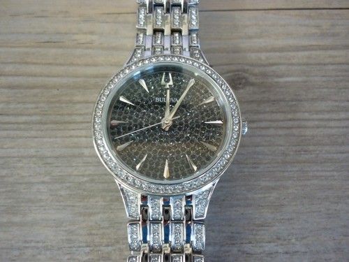 BULOVA QUARZ UHR DAMEN SCHWARZES ZIFFERBLATT MIT STRASS DRESS NEUE BATTERIE