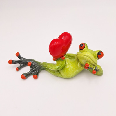 Frosch mit Herz hellgrün 16,6 cm lang - Deko Figur aus Kunststein von Formano 