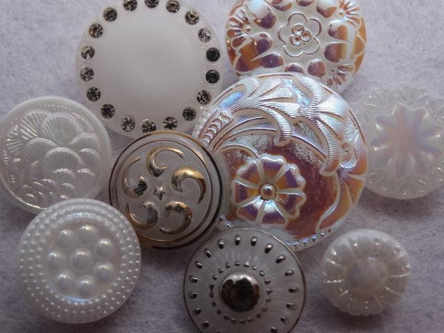 ELEGANT ANTIQUE & VINTAGE WHITE CZECH GLASS BUTTONS Rhinestone  Flower Gilded +