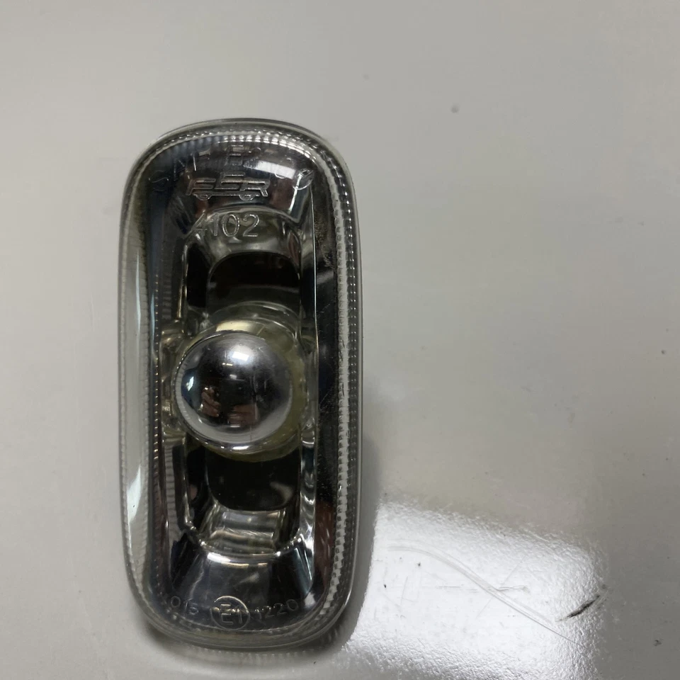 02-06 AUDI A4 QUATTRO FRONT RIGHT PASSENGER SIDE MARKER TURN LIGHT OEM - Image 2 of 4