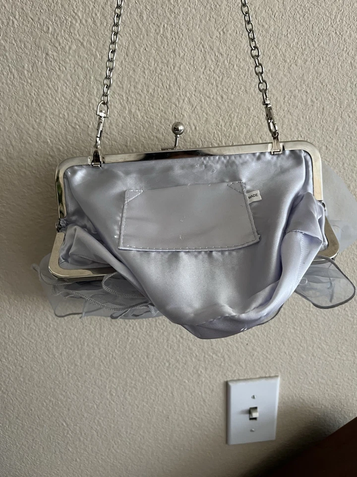 Precioso bolso de mano femenino plateado azul rosa de gasa con cadena extraíble plateada. Foto 4 de 4
