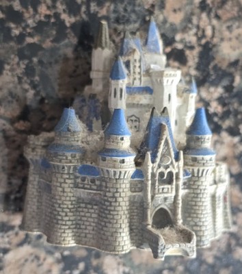 2 '' Walt Disney World Fridge Magnet Damaged Cindarella Castle Magic Kingdom  