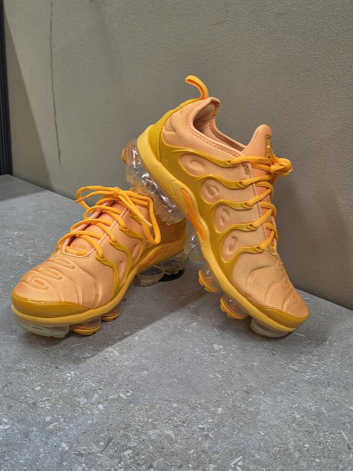 Nike Air VaporMax Plus Shoes Womens Size 8 Orange Yellow CW7011-800 Sneakers Run - Image 2 of 4