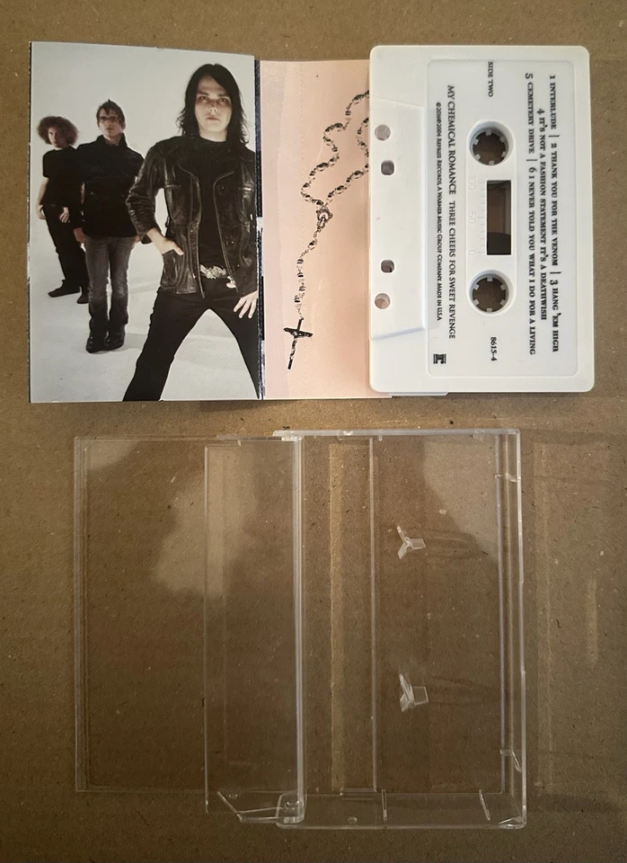 My Chemical Romance Three Cheers For Sweet Revenge Cassette MCR Gerard Way Emo Foto 3 de 3