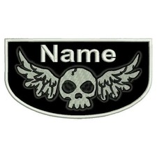 Fliegender Sch&auml;del Patch Bikerskull 14cm mit eigenem Wunschtext Kutte Totenkopf