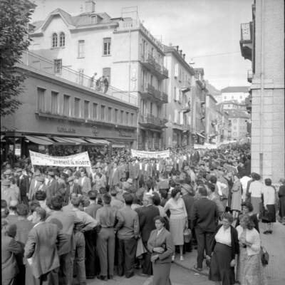 Valais farmer demonstrate and appeal for buying local products 1958 Photo 7