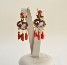 Boucles D'Oreilles Or Jaune 18KT Avec Pendulum Corail Rouge Et Camées Swan Oght