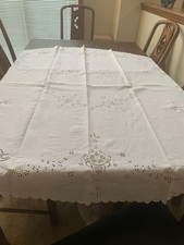 WHITE OVAL TABLECLOTH - VERY PRETTY STITCHING