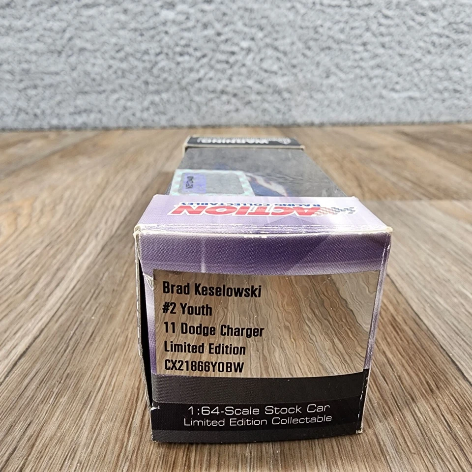 Brad Keselowski #2 Youth Ruby Tuesday 2011 道奇 Charger Limited 1/64 压铸 — 第 3/4 张图片