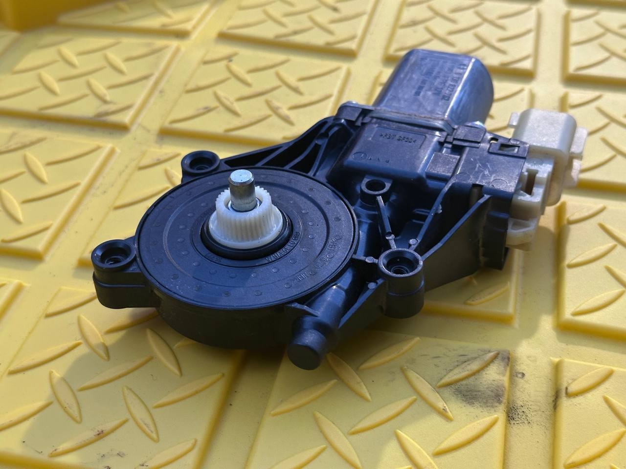 Maserati Ghibli 2017 OEM Rear Left or Front Window Regulator Motor – E840368001