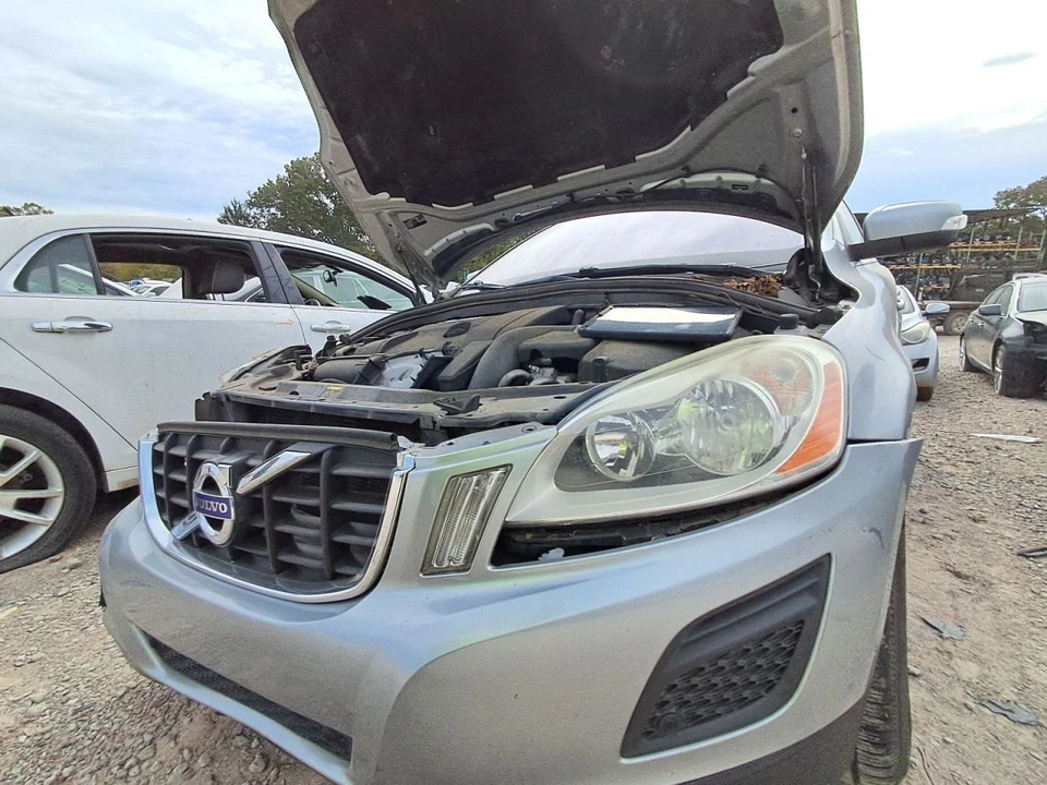 (LOCAL PICKUP ONLY) Rear Bumper XC60 Dual Exhaust Cutouts Fits 09-13 VOLVO 60 SE - Image 2 of 4