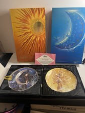 Bambole Barbie Bob, Mackie Dee Sole e Luna E I loro Piatti Da Collezione