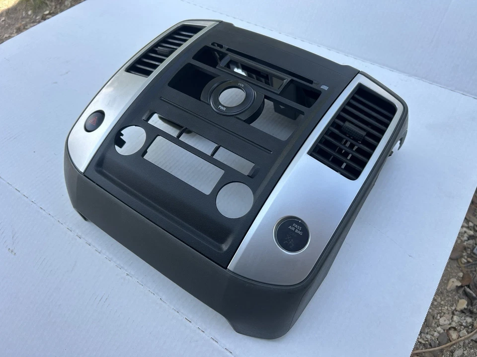 2009 - 2012 年日产 Frontier 收音机/交流边框装饰通风口和危险开关原始设备制造商 — 第 2/4 张图片