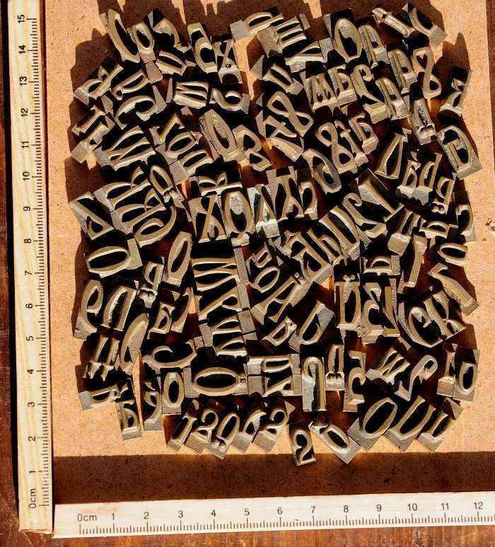 Konvolut Messinglettern Buchbinden Messingschrift Prägeschrift Heißprägung alt .