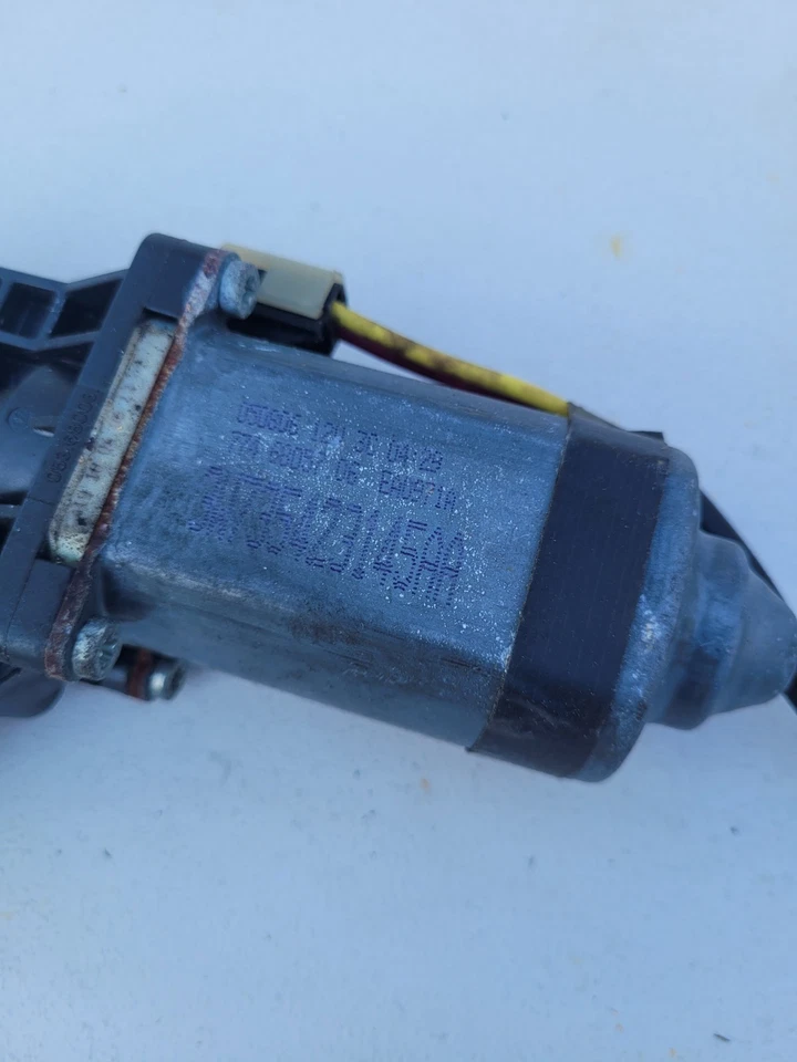 02-11 CROWN VICTORIA MARAUDER DRIVER LEFT REAR WINDOW MOTOR - Image 2 of 4