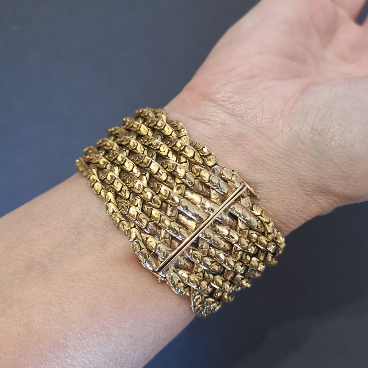 Bracelet fantaisie en métal doré marque DAUREAL (L: 19.5 cm Bracelet fantaisie en métal doré marque DAUREAL (L: 19.5 cm