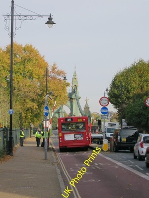 Foto 12x8 Annäherung an Hammersmith Bridge Barnes nur zwei Busse sind zugelassen c2016