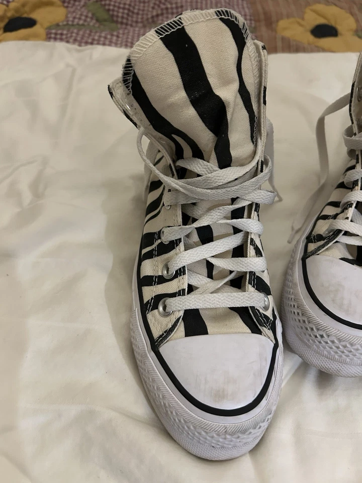 Zapatillas altas Converse Chuck Taylor All Star estampado de cebra unisex con cordones M5W7 Foto 2 de 4
