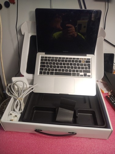 Apple MacBook Pro Mid 2012 A1278 WITH THE ORIGINAL MANUAL AND CD'S - Picture 10 of 16