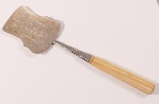 Heber Silber Frau beim Butter machen Biedermeier um 1850