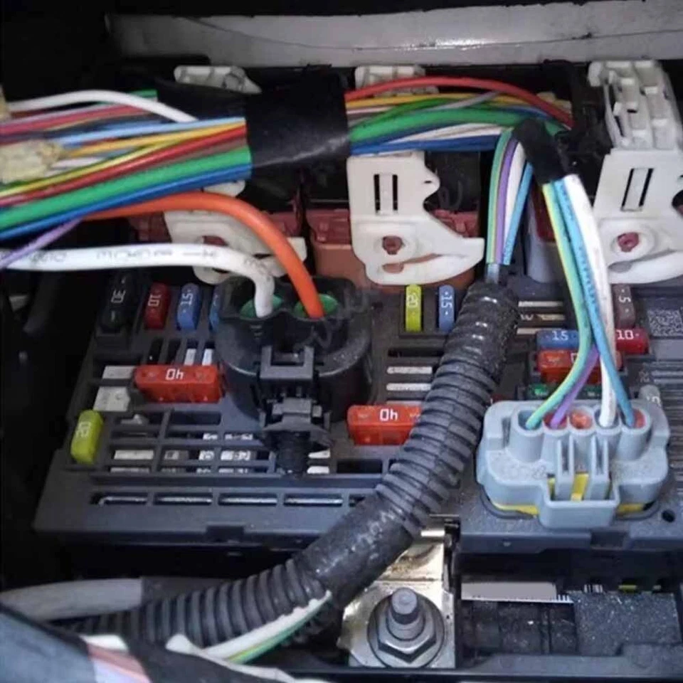 Caja de fusibles 9807028780 9675878080 Peugeot 307 308 607, Citroën C4 C8 DE - Imagen 2 de 4