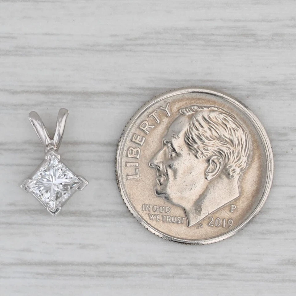 Colgante solitario princesa de 0,60 quilates de oro blanco de 18 quilates gota pequeña Foto 4 de 4