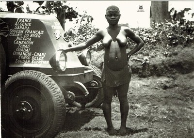AFRIKA Ca 1928 Reise von G. DE RAMECOURT ethnische Frau posiert am LKW