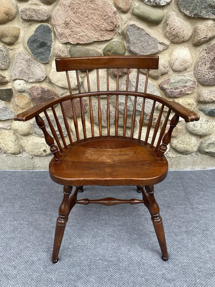 Sillón L&JG Stickley Windsor con respaldo con arco - marcado Fayetteville Syracuse Foto 2 de 4