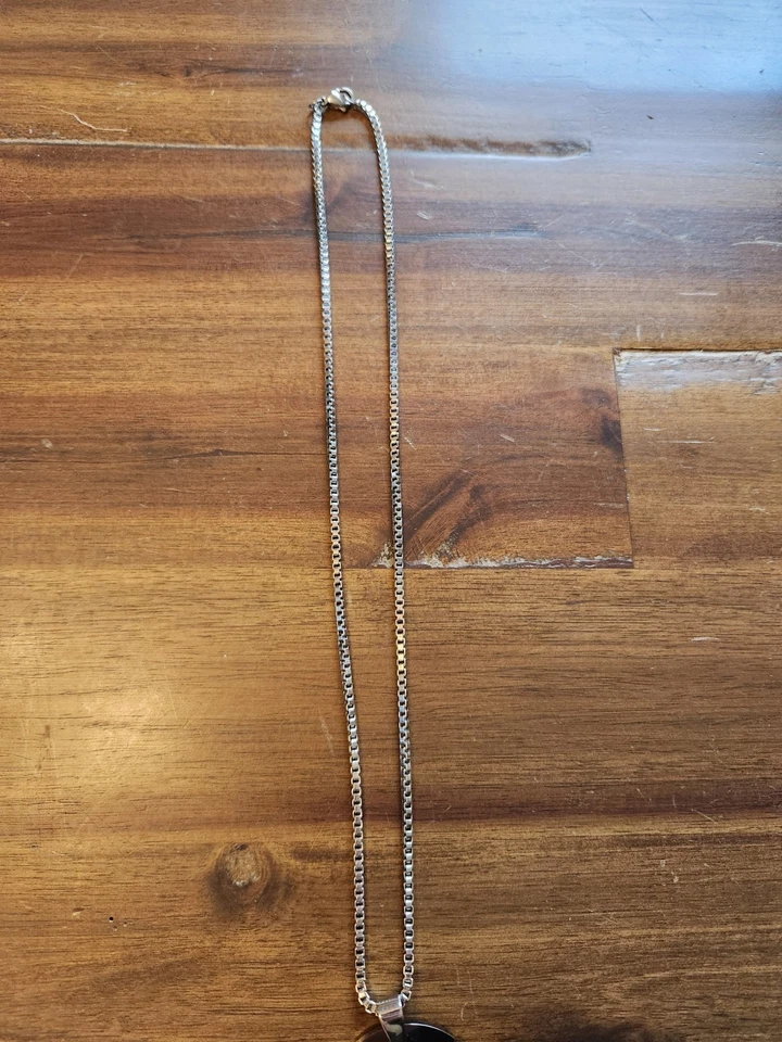 Collar con etiqueta de perro de carburo de tungsteno Triton con cadena y pequeño acento de diamantes Foto 2 de 4