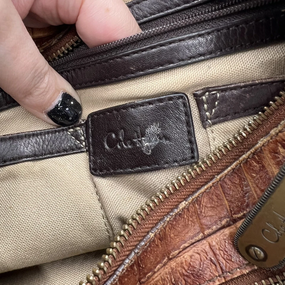 Cartera de cuero marrón con estampado de cocodrilo Cole Haan Foto 4 de 4