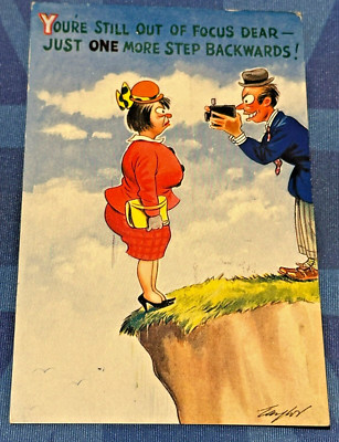 Bamforth Comic Postkarte 1965 Fotografie Box Kamera NUR NOCH EIN SCHRITT RÜCKWÄRTS