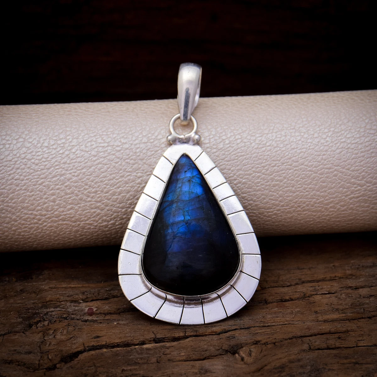 Ciondolo in labradorite con catena in argento sterling: trasformazione, intuizione, protezione - Italia