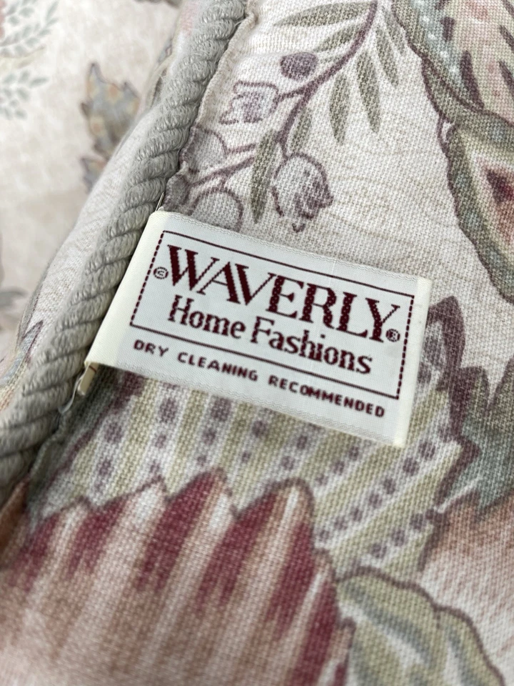 "Almohada reversible floral de colección Waverly Home Fashions 16"" x 15"" rojo tostado" Foto 3 de 4