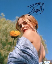 Zoey Deutch Sexy Autographed Signed 8x10 Photo ACOA