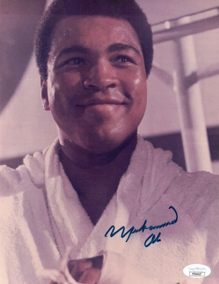 Foto autografiada firmada por Muhammad Ali 8X10 bata de colección primer plano JSA YY04417