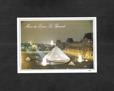 POSTCARD - LE MUSEE ET LA PYRAMIDE DU LOUVRE PARIS FRANCE PALAIS / POSTCARD