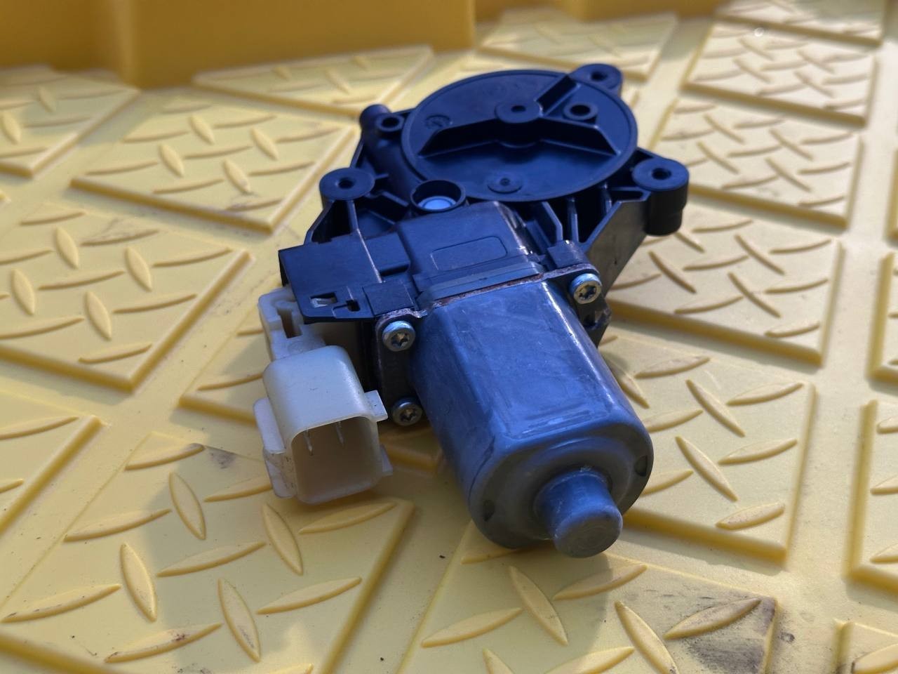 Maserati Ghibli 2017 OEM Right Front or Rear Door Window Regulator Motor