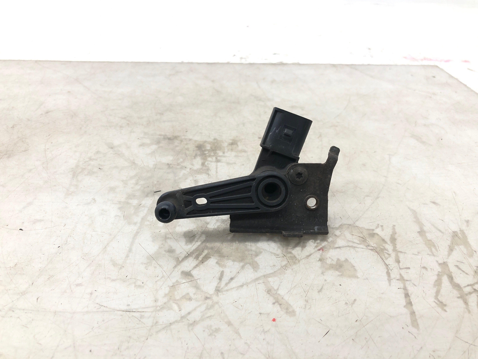 2016-2020 BENTLEY BENTAYGA LEFT REAR SUSPENSION RIDE HEADLIGHT SENSOR 4M0907503