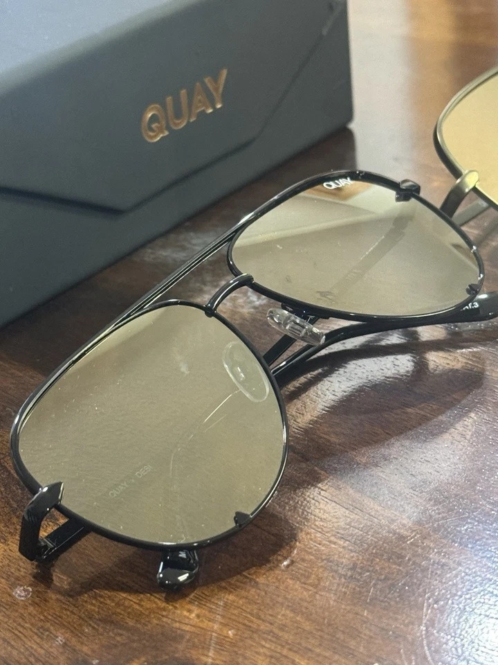 Juego de 2 gafas de sol de aviador negras y doradas QUAY X Desi High Key 111 Foto 4 de 4