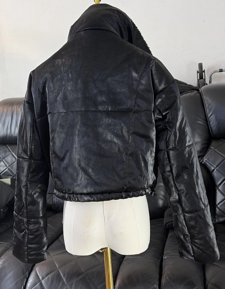 The Orion Cropped Puffer de Alo Yoga Negro Talla S... HERMOSA CHAQUETA Foto 4 de 4