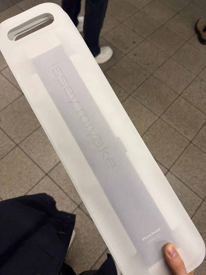 ISSEY MIYAKE iPhone 口袋 - 短紫色 — 第 2/4 张图片