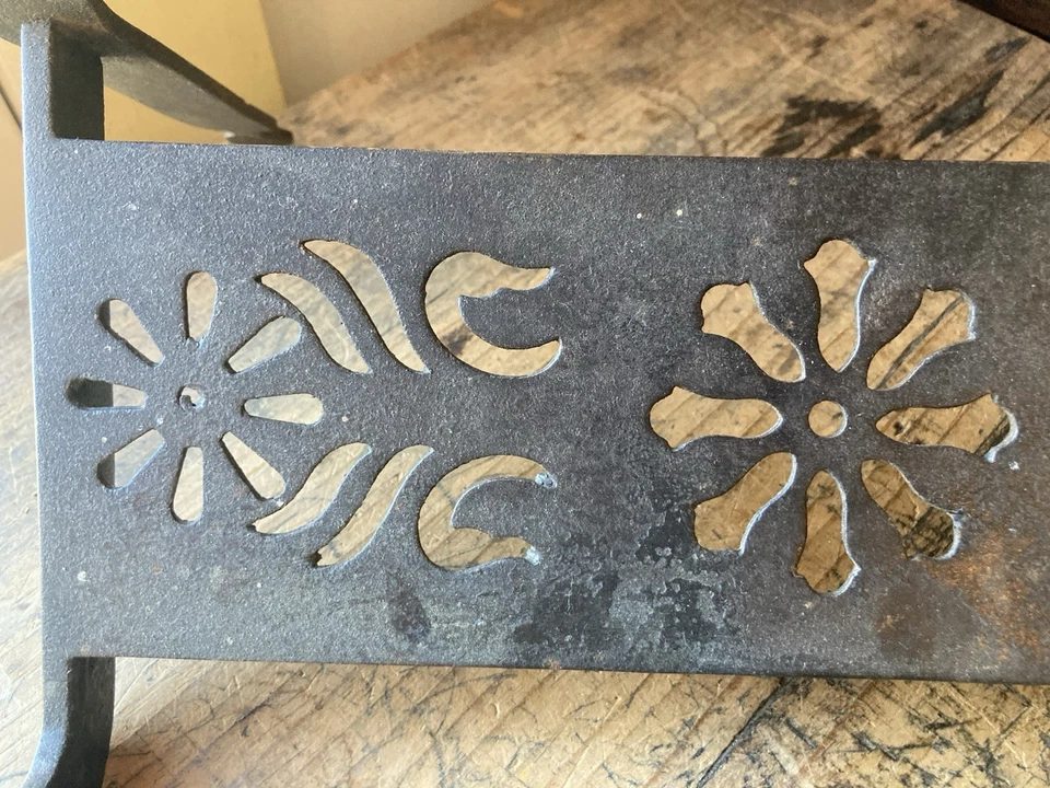 Antigua chimenea de latón de hierro forjado primitivo del siglo XIX hogar colgante remache Foto 3 de 4