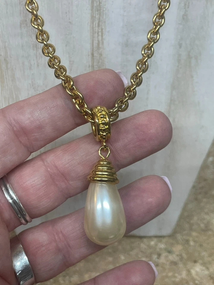 P.D. PREMIER DESIGNS TONO DORADO X CADENA LARGA CON COLGANTE DE GOTA ESTILO ALETA DE PERLAS  Foto 2 de 4