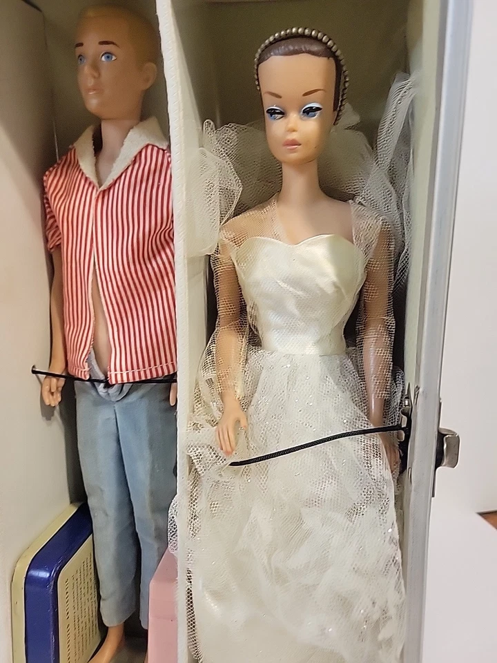Estuches Barbie vintage 1961 y 1964 con muñecas y toneladas de accesorios ¡Guau!!!!!! Foto 4 de 4