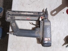 SENCO Pneumatic Stapler 18 GA Medium Crown 25...
