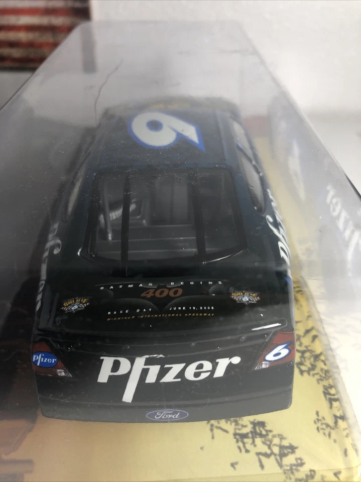 Hot Wheels 2005, Mark Martin #6 Pfizer Batman Begins Series 400 1:24 Foto 4 de 4