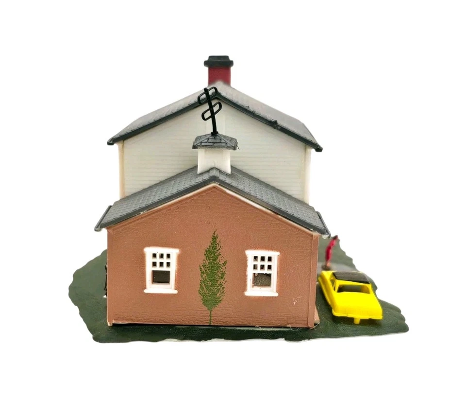 BACHMANN N SCALE TWO STORY MINIATURE HOUSE  - Image 4 of 4